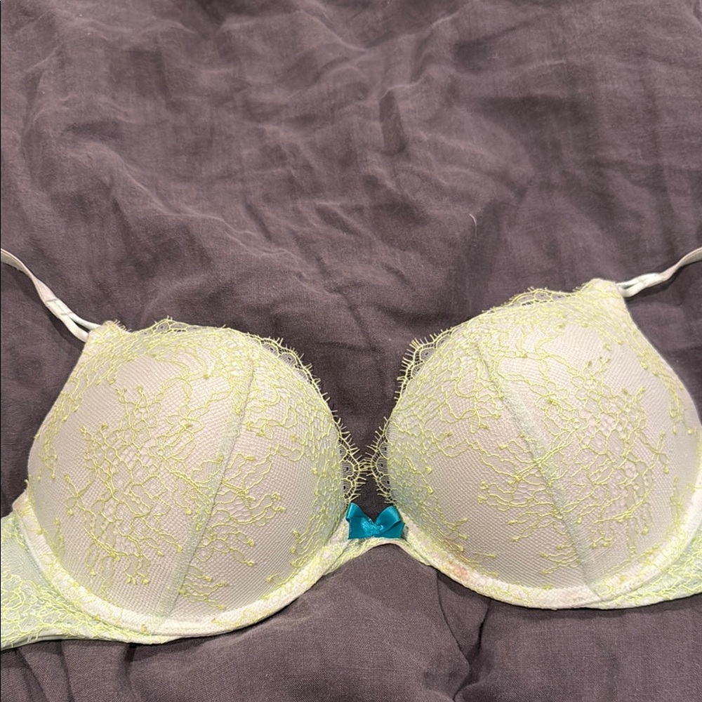 Elegant Lace Underwire Bra in Cream and Blue